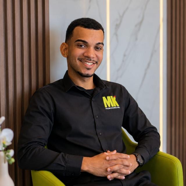 Retrato corporativo de integrante de MK Promociones
