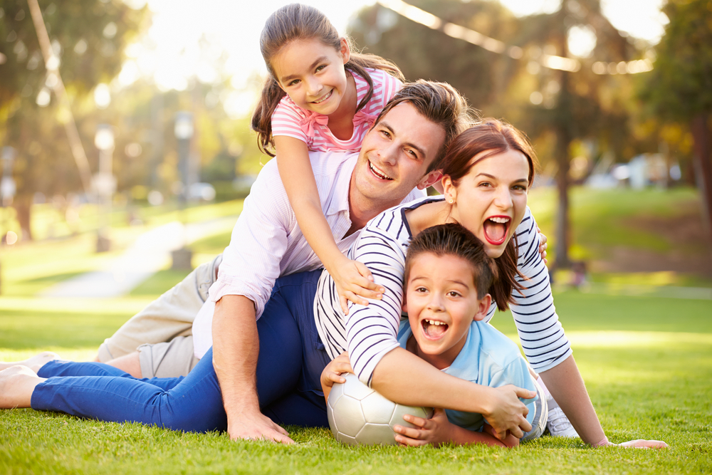 Familia feliz protegida por la agencia de seguros